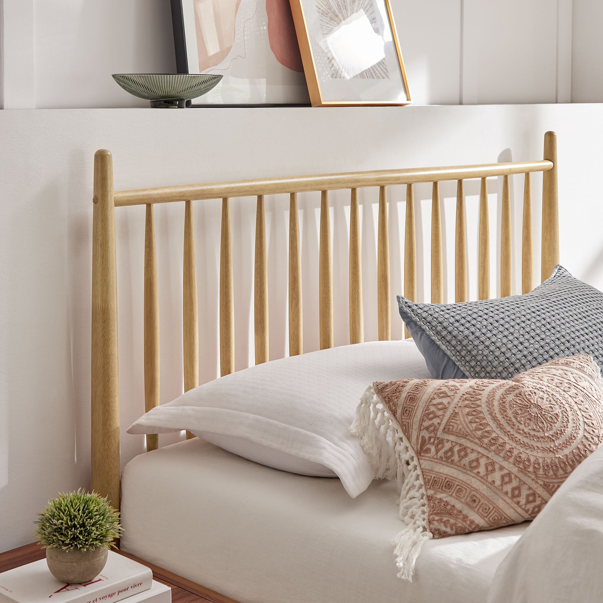 Zane King Size Spindle Bed - Light Oak