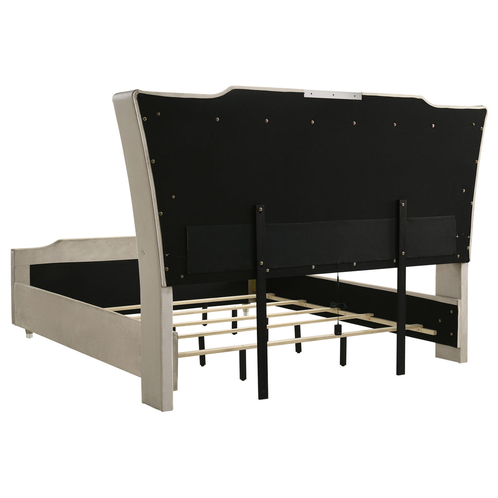 Lorient 4-piece Eastern King Bedroom Set Ivory and Camel